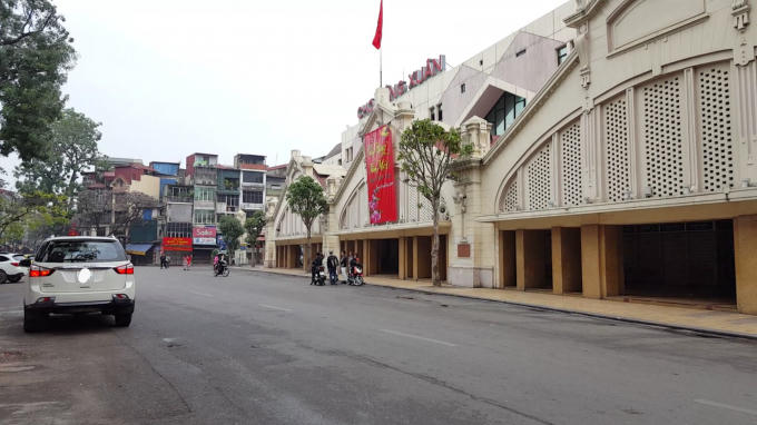 Phía ngoài chợ Đồng Xuân sáng mồng 1 tết.