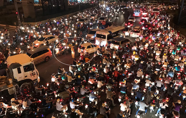 Lực lượng CSGT, TNXP... tất bật điều tiết, ph&acirc;n luồng, giải toả giao th&ocirc;ng.