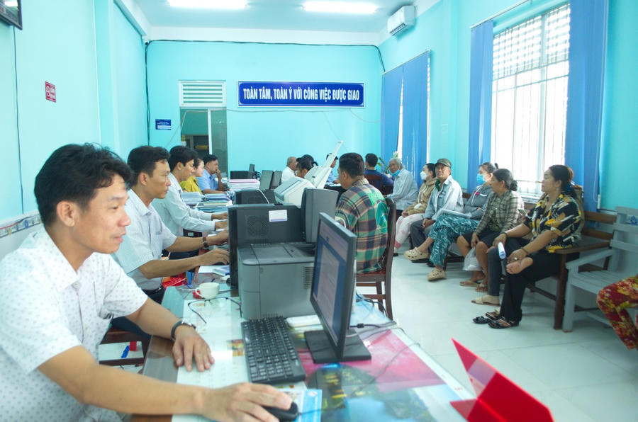 Người dân đến Trung tâm Phục vụ hành chính công xã Hưng Hội để giải quyết thủ tục hành chính.