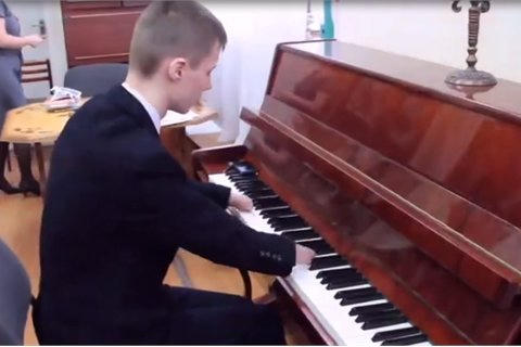 Chàng trai cụt hai bàn tay đánh piano cực hay. (Ảnh: VietNamNet)