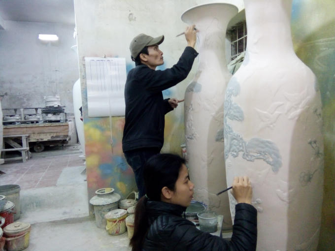 Để c&oacute; được 1 t&aacute;c phẩm gốm sử ho&agrave;n chỉnh cần qua c&aacute;c bước: Tạo h&igrave;nh, tiện sửa, vẽ, phun m&agrave;u, l&agrave;m men v&agrave; cho v&agrave;o l&ograve; nung gốm.