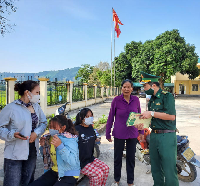 Cán bộ Biên phòng tranh thủ tuyên truyền, phổ biến kiến thức pháp luật và giải đáp pháp luật cho nhân dân cả trong giờ nghỉ giải lao