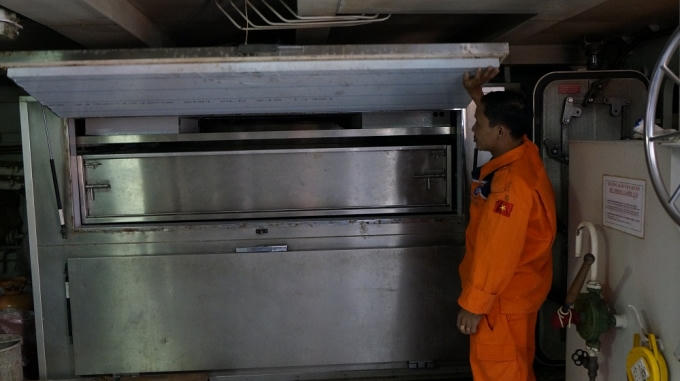 Họ rất kiệm lời khi nói về bản thân, về nhiệm vụ mà họ đang làm. Họ xem đó là trách nhiệm, sứ mệnh hơn là nhiệm vụ dẫu đó là công việc thấm đẫm mồ hôi và nước mắt lẫn trong vị mằn mặn của biển vẫn in sâu trong họ qua năm tháng. Đó là ám ảnh những khi phải trực tiếp tiếp xúc với thi thể người chết nhiều ngày thối rửa trôi lênh đênh trên biển.