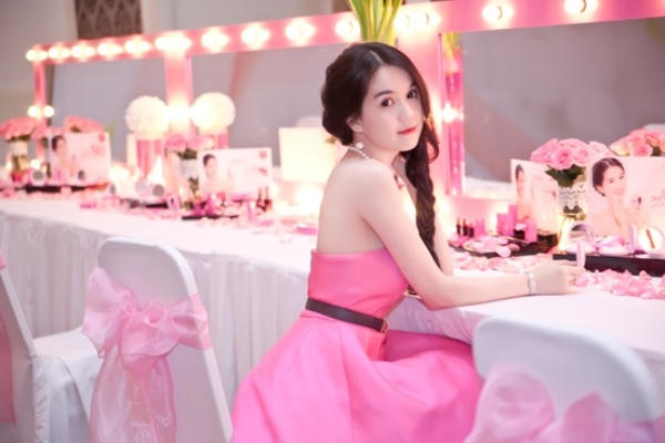 Trước khi nổi tiếng và giàu có như hiện nay, ít ai biết rằng Ngọc Trinh từng làm nhân viên phục vụ ở quán bar. Ảnh: internet.