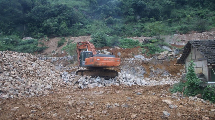Máy móc thiết bị đang tiến hành san lấp.
