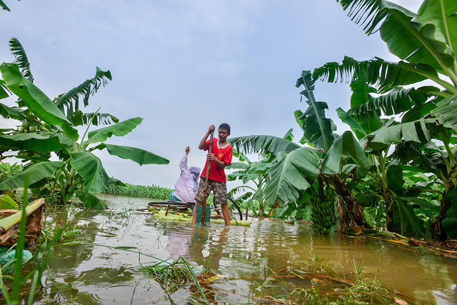 Từ nhà Lương đến bờ phải vượt qua khoảng hơn 200m nước ngập, Lương phải lái bè mất khoảng 25 phút mới tới nơi. Nhiều khi nước chảy xiết khiến bè trôi, Lương phải vất vả chèo chống cả tiếng đồng hồ.