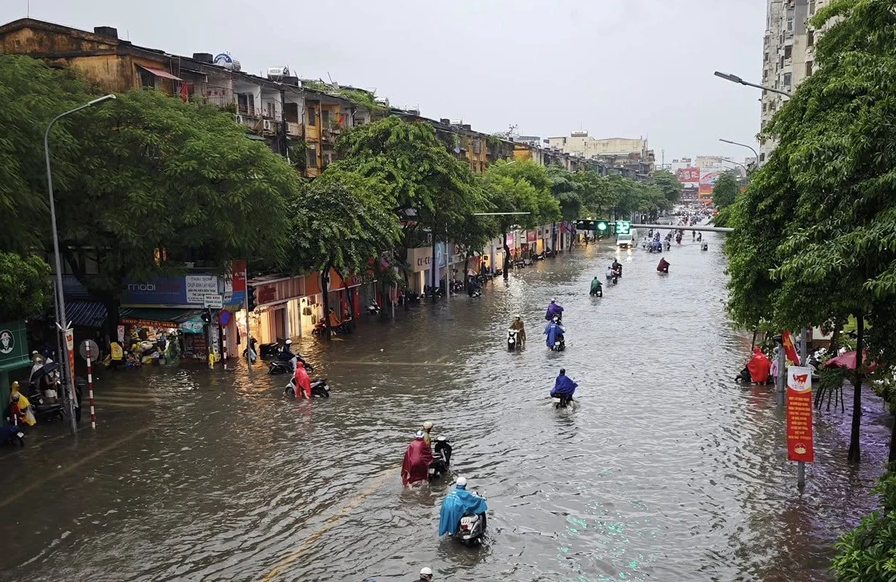 Nhiều tuyến phố ở Hà Nội đã biến thành sông.
