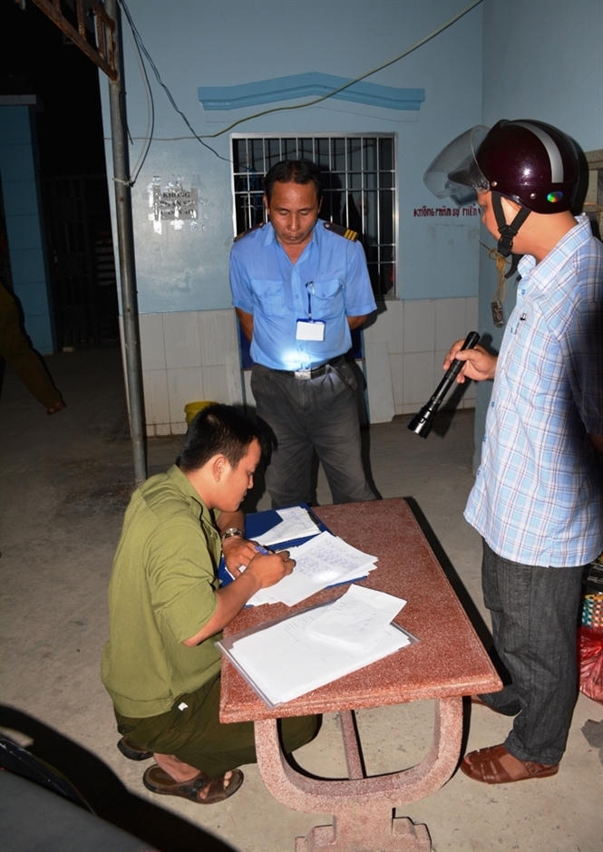 Bảo vệ Cty Quốc Ái khóa cổng, không tiếp Đoàn kiểm tra.