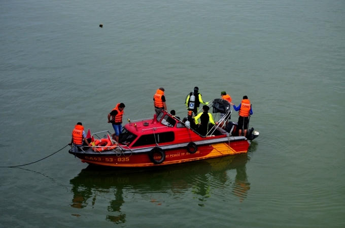 Sau một buổi tích cực lặn tìm nhưng lực lượng chức năng vẫn chưa tìm thấy khẩu súng gây án.