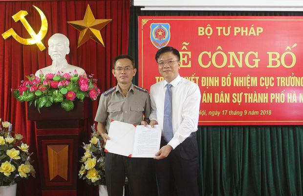 Bộ trưởng Lê Thành Long trao Quyết định bổ nhiệm Cục trưởng Cục THADS Hà Nội cho đồng chí Lê Xuân Hồng.