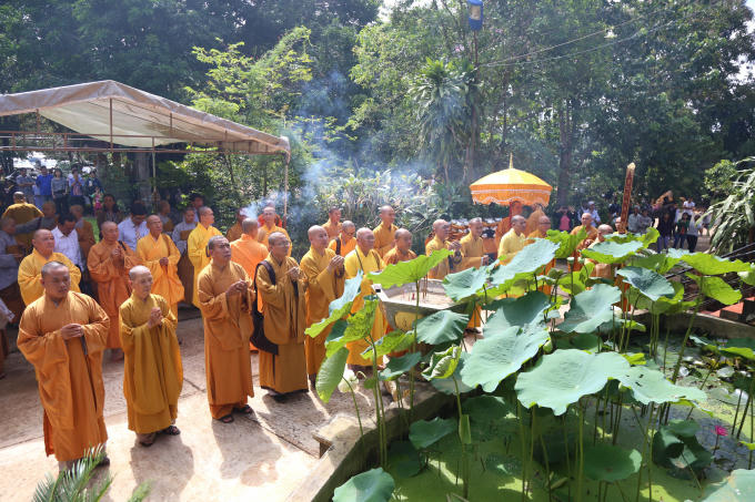 Đại diện Tăng Ni và các cấp chính quyền dâng hương.