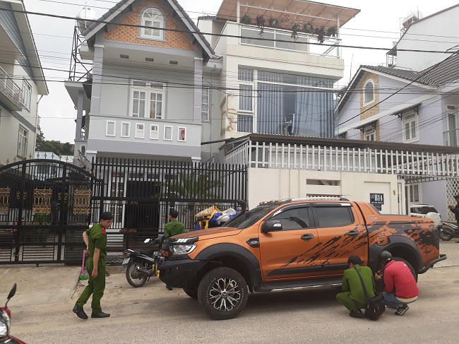 Chiếc xe bán tải màu cam dựng gần nhà nạn nhân cũng bị trầy xước nghi do đạn gây ra.