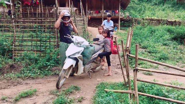 Trước đó, đoàn đã vào từng nhà học sinh ở bản để vận động và đón các em.