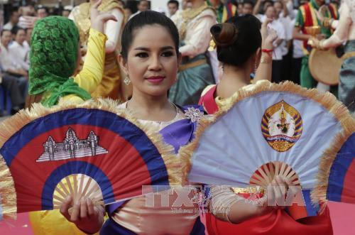 Các nghệ sĩ Campuchia biểu diễn tại lễ kỷ niệm 38 năm lật đổ chế độ diệt chủng. Ảnh: EPA/TTXVN.