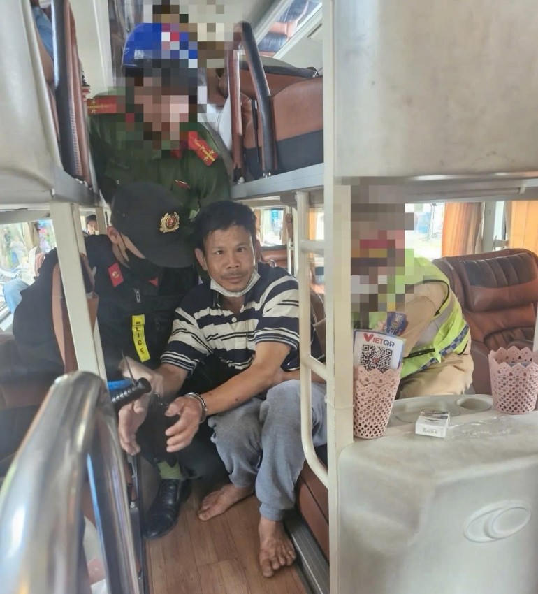Nghi phạm Mai Xuân Tùng bị bắt trên xe khách. Ảnh: C.A