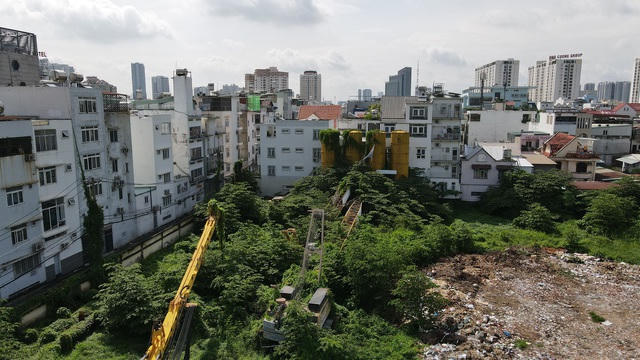 Khu đất hiện tại ngổn ngang máy móc, phủ đầy rêu phong và nhiều phần đất đã có công trình xây dựng nhà ở