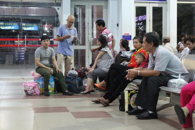 Nhiều người dân biết tin, đến sớm để không bị trễ chuyến.