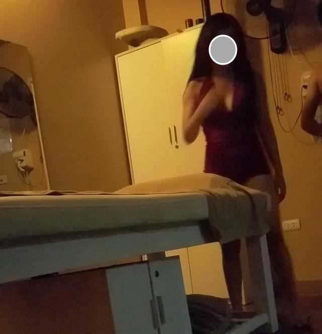 Nữ nhân viên massage đang chuẩn bị phục vụ khách trong quán massage VIP tại ngõ 1 Đình Thôn (Mỹ Đình 1, Nam Từ Liêm Hà Nội).