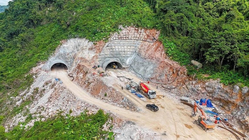 Thi công đào nhánh bên trái hầm số 2 tại xóm Bản Néng, xã Thụy Hùng (huyện Thạch An, tỉnh Cao Bằng). Ảnh: Kim Xoa