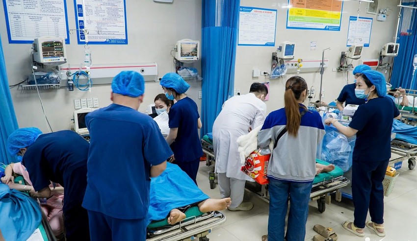 9 bệnh nhân bị ngộ độc phải cấp cứu tại Bệnh viện Đa khoa Hùng Vương. Ảnh: XĐ
