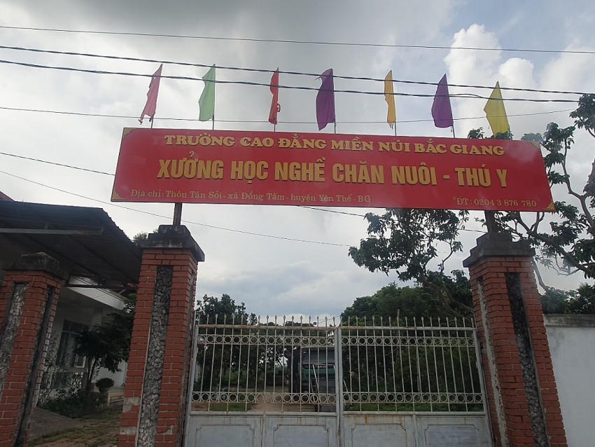 Điểm mỏ của Công ty Bắc Trung Nam JSC nằm ngay lối vào Xưởng học nghề chăn nuôi -thú y của Trường cao đẳng miền núi Bắc Giang và sát khu dân cư thôn Tân Sỏi xã Đồng Tâm.