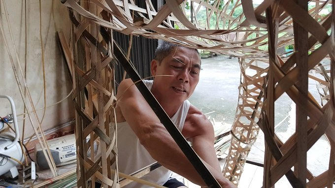 Ông Nguyễn Văn Công (60 tuổi) chia sẻ, làng Phúc Am có nghề mây tre đan gia truyền. Cách đây gần 30 năm, nghề làm vàng mã bắt đầu xuất hiện ở làng. Đến nay gần như cả làng làm nghề này.
