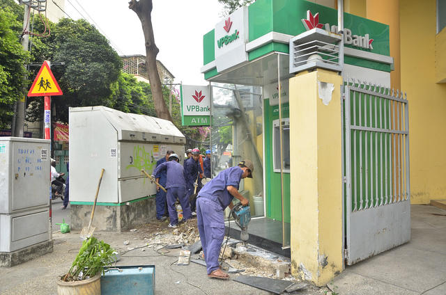 Một trụ ATM ngân hàng xây dựng chiếm vỉa hè bị phá dỡ.