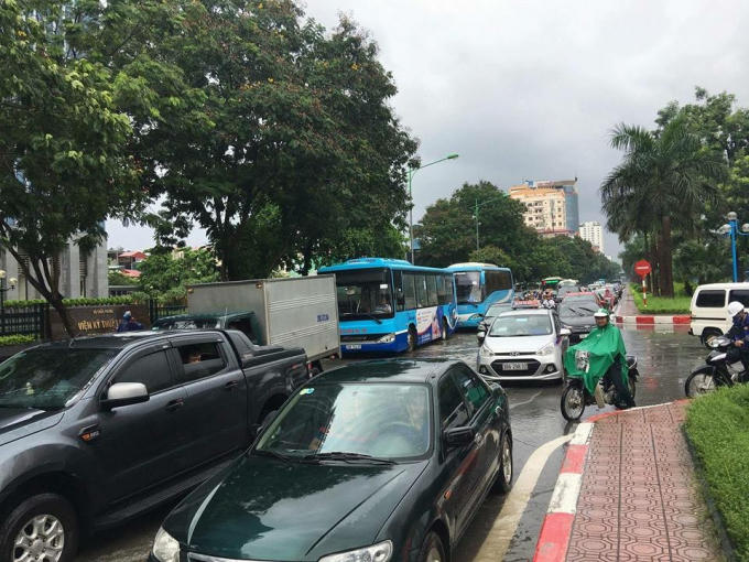Hà Nội: Mưa lớn nhiều tuyến phố chìm trong biển nước