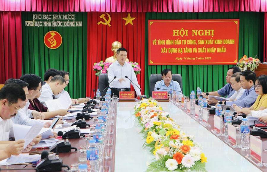 Bộ trưởng Bộ Tài chính Hồ Đức Phớt và đoàn công tác thị sát án Đầu tư xây dựng cầu Vàm Cái Sứt. (Ảnh: Báo Đồng Nai)