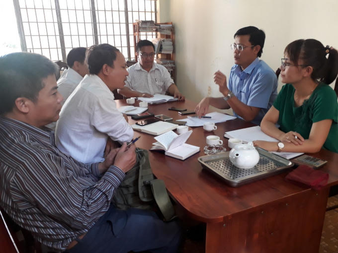 Ông Hà Hoàng Quỳnh (áo xanh) - Trưởng phòng TNMT huyện Ea Hleo đang trao đổi vụ về việc.