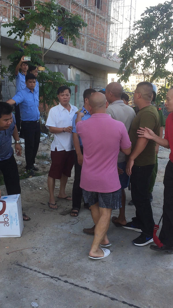 Ông Lê Quang Minh, Trưởng phòng Tài nguyên và  Môi trường Phú Quốc mặc áo trắng, quần đùi, đi dép lê tại hiện trường (Hình cắt từ clip do bạn đọc cung cấp)