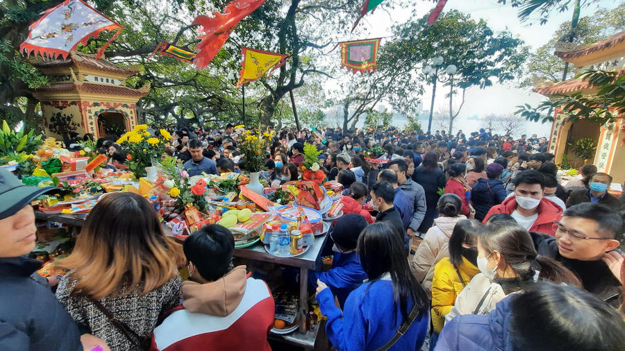 Các khu vực như phủ chính, điện Sơn trang, lầu Cô, lầu Cậu đều đông kín người dân dâng lễ.