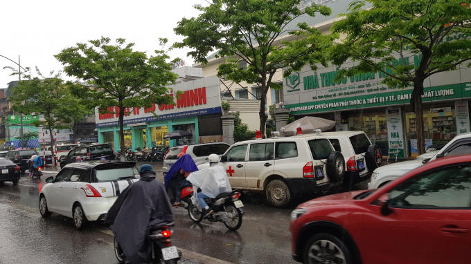 Khu vực trước cổng Bộ Y tế thường xuyên xảy ra ùn ứ nhẹ.