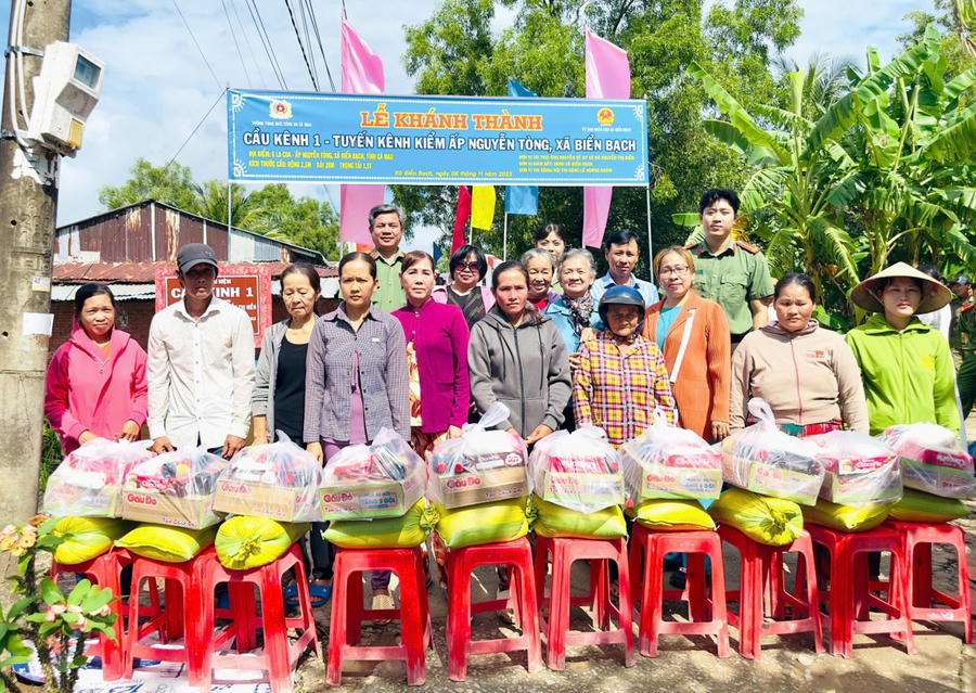 50 phần quà được Phòng Tham mưu Công an tỉnh Cà Mau trao tận tay các hộ dân hoàn cảnh khó khăn trên địa bàn xã Biển Bạch.