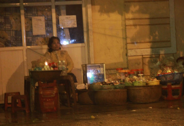 Những phận người co ro nơi góc phố để bán hàng.