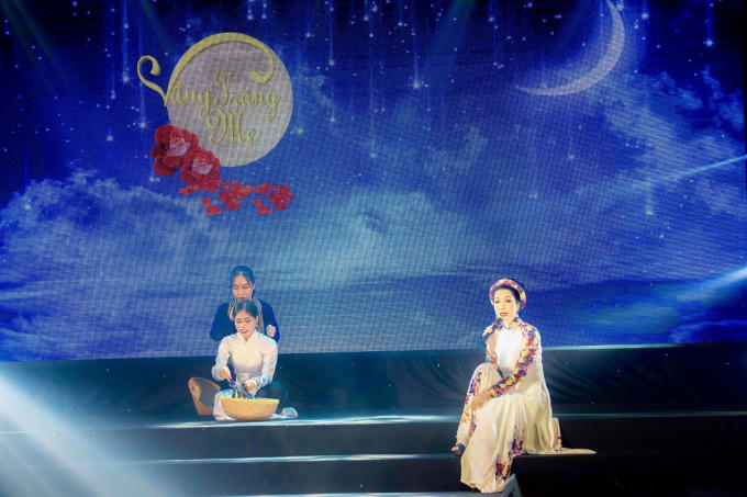 Trịnh Kim Chi duyên dáng áo dài hát