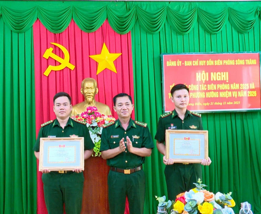 Đại tá Trương Thuỳ Dương - Phó Chỉ huy trưởng BĐBP Tây Ninh trao danh hiệu Tiên tiến cho 2 tập thể. Ảnh: Luận Quân