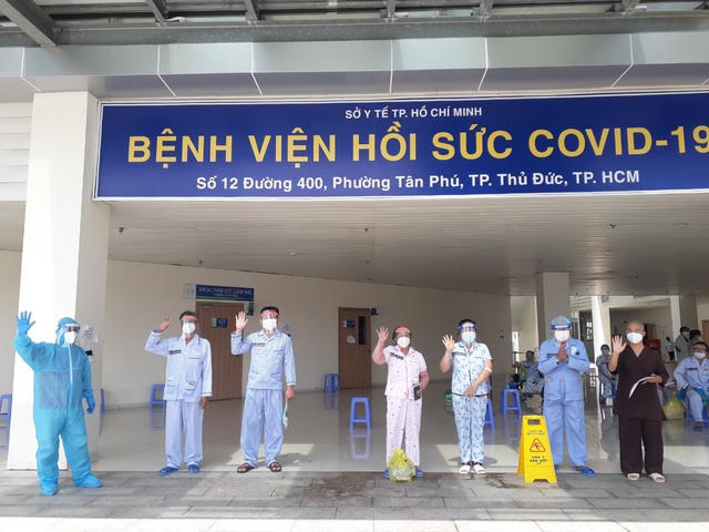 Các bệnh nhân được xuất viện với các bộ quần áo, dép mới, có logo thêu dòng chữ Bệnh viện Hồi sức COVID-19 do Phòng Công tác Xã hội chuẩn bị. Ảnh: Lê Minh Hiển.
