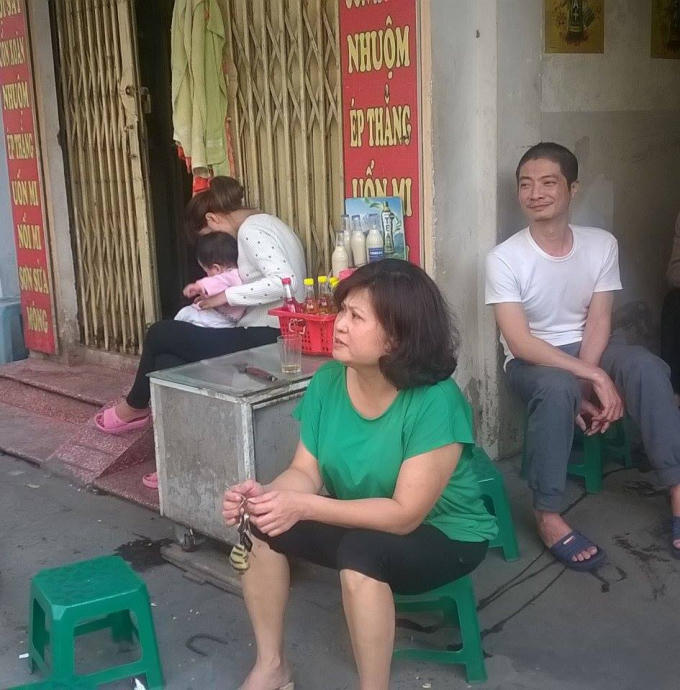 Cô Lan, một trong những phụ huynh có cháu học tại trường mầm non Sen Vàng. Ảnh: Hoàng Duy