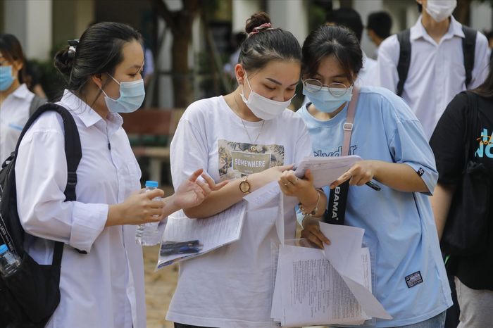 Thí sinh đang rất hoang mang giữa nhiều luồng thông tin. Ảnh: Như Ý