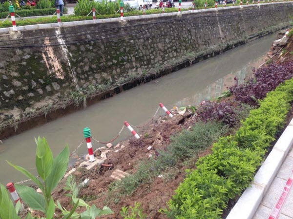 Sụt lún một đoạn dài.