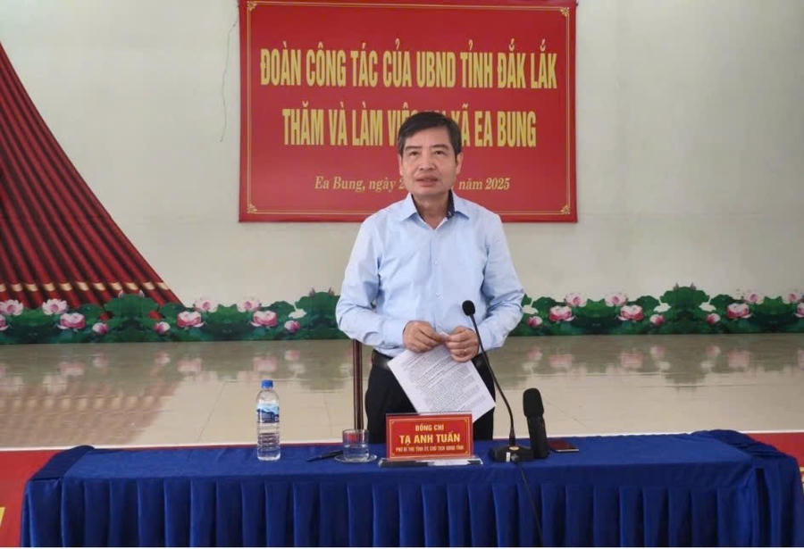 Ông Tạ Anh Tuấn, Phó Bí thư Tỉnh ủy, Chủ tịch UBND tỉnh Đắk Lắk yêu cầu xã Ea Bung phát triển kinh tế gắn với giữ gìn bình yên biên giới. Ảnh: H.X