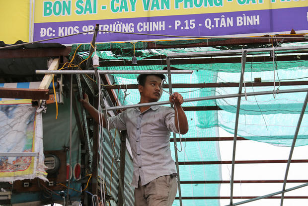 Nhân viên tháo dỡ tại ki ốt bán bon sai. Việc tháo dỡ gặp nhiều khó khăn do được xây dựng khá kiên cố.