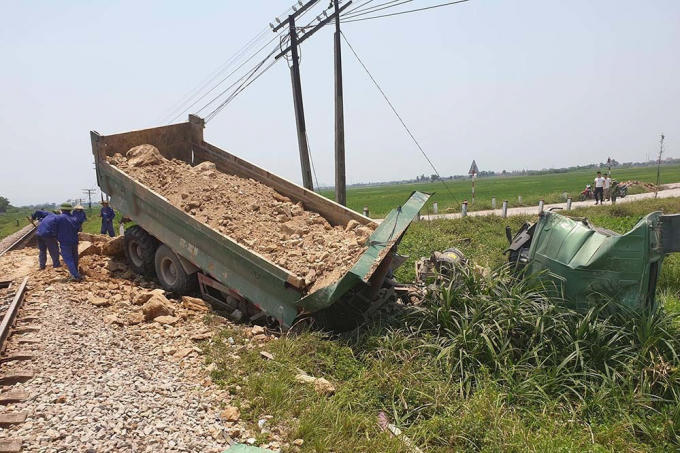 Ô tô bị tàu hỏa húc văng sau khi băng qua đường sắt