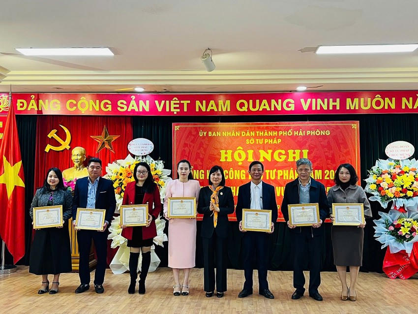 Khen thưởng cho các tập thể, cá nhân được Bộ trưởng Bộ Tư pháp và Chủ tịch UBND TP khen thưởng năm 2024.