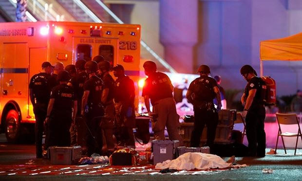 Lực lượng an ninh tại hiện trường vụ xả súng ở Las Vegas. Ảnh: Reuters