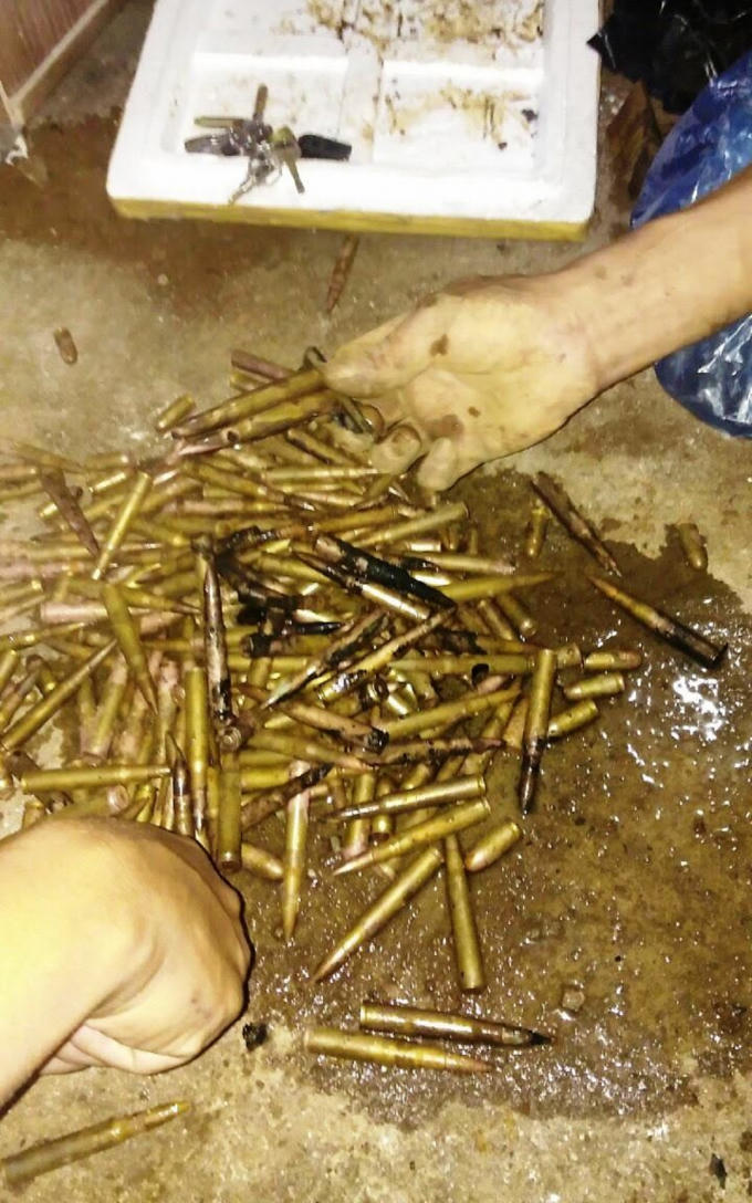 Nhiều viên đạn pháo được người dân đào hầm rút phát hiện.