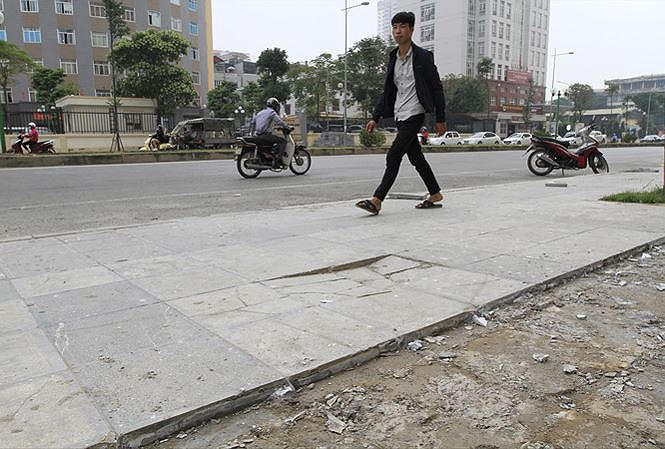Sau nhiều sai phạm, Hà Nội cho ra quy trình lát đá vỉa hè mới