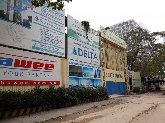 Bảng thông tin và biển quảng cáo tại cổng dự án trên đường Dương Đình Nghệ.