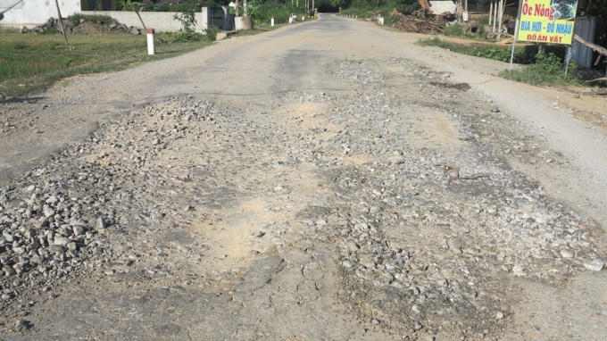 Nghệ An: Đường h&agrave;ng chục tỷ vừa b&agrave;n giao đ&atilde; n&aacute;t như tương